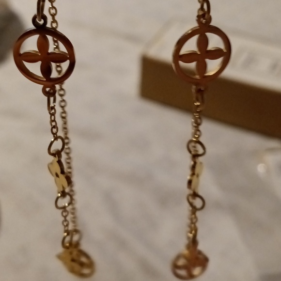 Monogram flower earrings - Picture 3 of 4